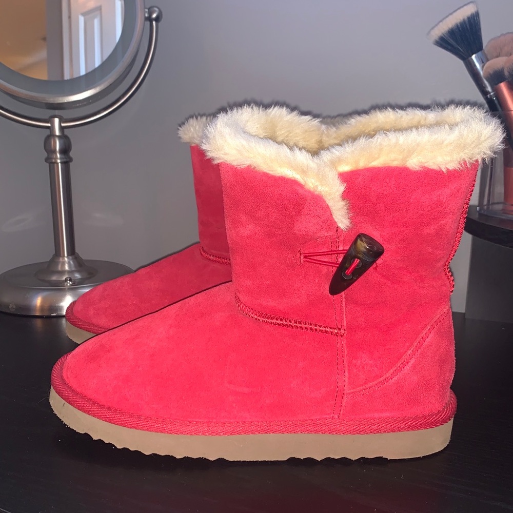 Women’s “UGG LIKE” booties